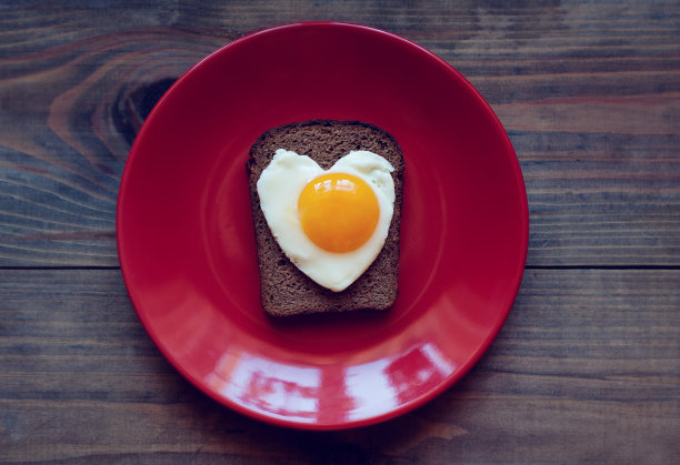 黑麦面包三明治配心形炒蛋图片下载