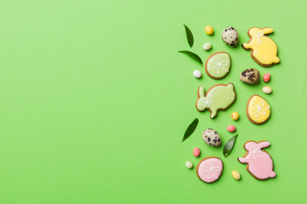 彩色背景的复活节彩蛋和饼干。色彩柔和的彩蛋。假日概念与复制空间图片下载