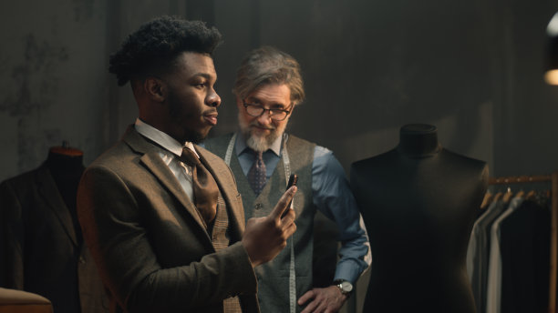 商人在裁缝工作室试穿西装图片下载