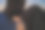 一对年轻夫妇的剪影，以海上日落或日出为背景。图片下载
