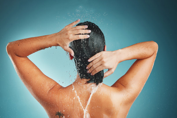 头发，水花和女人在淋浴护肤，卫生和美容在一个工作室的模型。手，头发护理和女孩清洁，放松和梳理，卫生和早上例行的蓝色背景图片下载