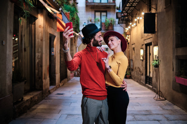 温柔的情侣在户外自拍时拥抱在一起图片下载