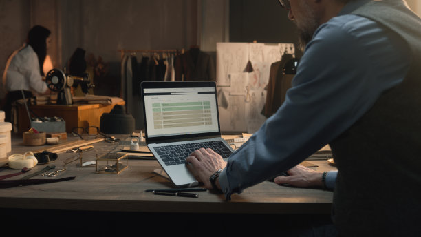 裁缝工作与服装范围在网站上图片下载