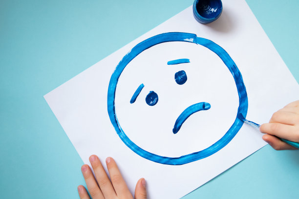 顶部视图的绘画悲伤的脸。蓝色星期一和心理健康概念图片下载