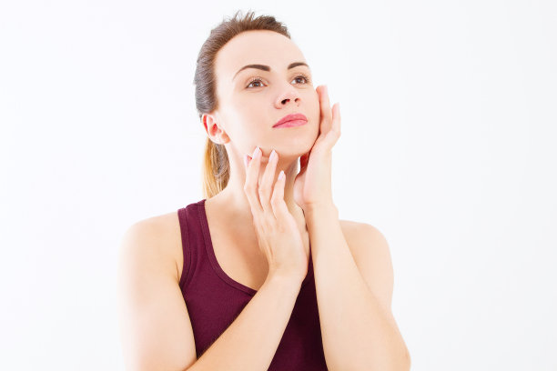 宏观女性的脸，额头上没有皱纹。护肤、水疗美容。美容面部护理及抗衰老理念。本空间图片下载