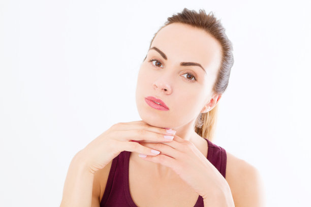 宏观女性的脸，额头上没有皱纹。护肤、水疗美容。美容面部护理及抗衰老理念。本空间图片下载