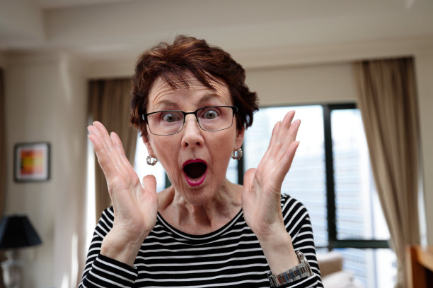 高级妇女在室内得到一个惊喜图片下载