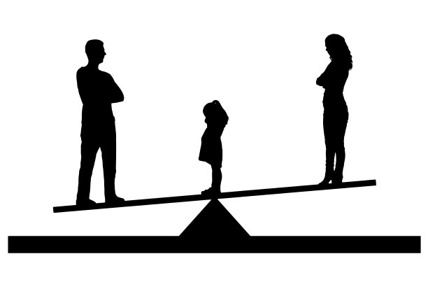 家庭离婚。一个悲伤的小女孩站在爸爸妈妈之间哭泣，选择和爸爸在一起图片下载