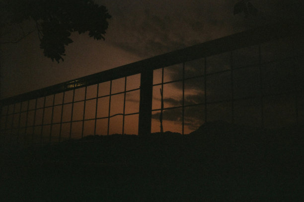 夜间的围墙图片下载