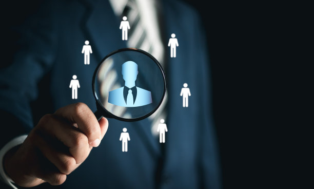 商人用放大镜查看虚拟社交网络界面上的人员图标。个人网络结构。人力资源管理和招聘的概念。图片下载