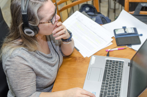 妇女在家工作图片下载