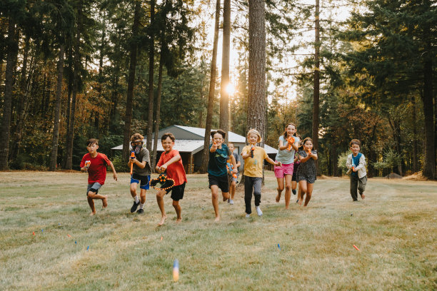 一群男孩和女孩有一个好玩的nerf枪战图片下载