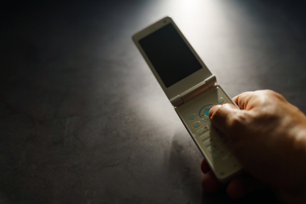 旧旧的手机在黑暗的背景图片下载