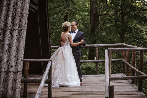 浪漫的年轻新娘和新郎在大自然的木制露台上跳舞图片下载