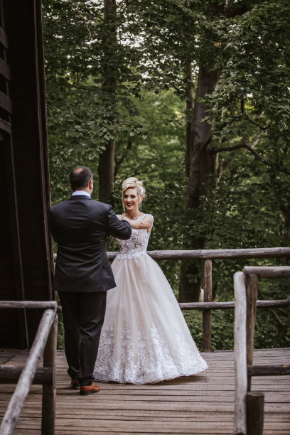 浪漫的年轻新娘和新郎在大自然的木制露台上跳舞图片下载