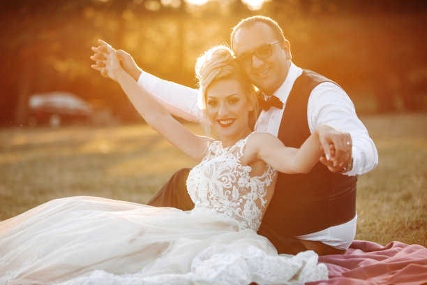 幸福的新婚夫妇在大自然中享受日落图片下载