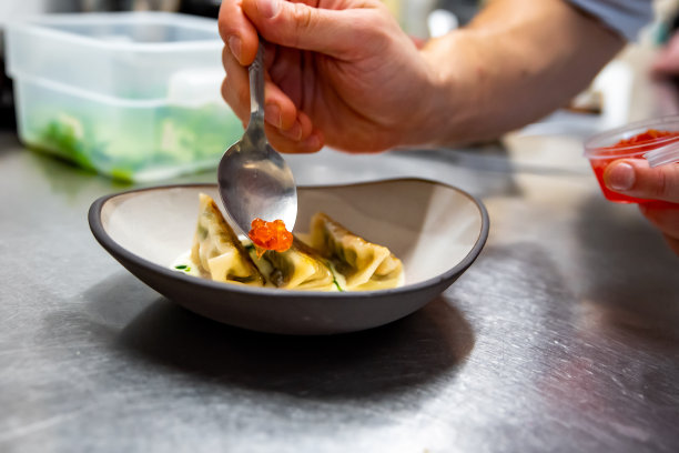 厨师们在厨房里手工制作饺子图片下载