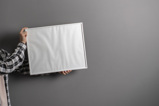 男人拿着空白的画挂在家里的墙上图片下载