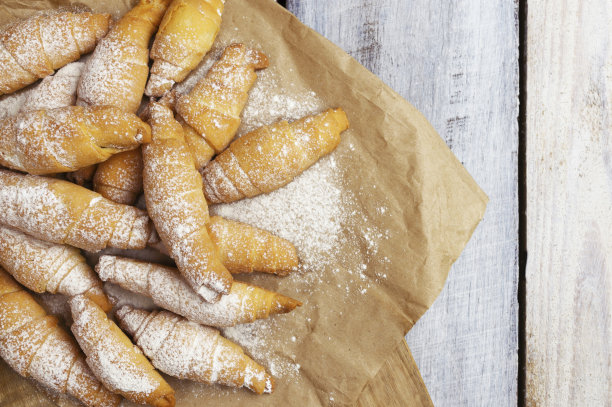 法式羊角包或法式面包或蛋奶羊角包，上面加糖或糖霜。图片下载