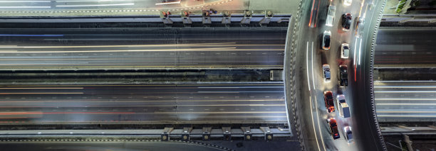 高速公路顶视图，道路交通的重要基础设施，无人机鸟瞰图，环形飞行，交通运输，公共交通或通勤城市生活的经济和能源的概念，交通。图片下载