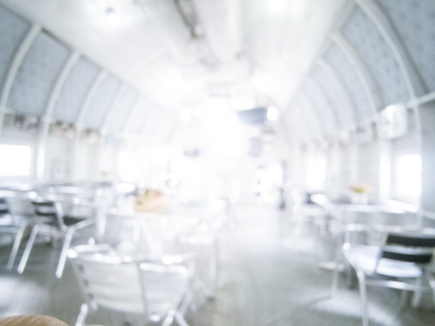 白色模糊背景明亮餐厅商场银灰色灯光。零售店的散焦商店光散焦。模糊的白色背景医院明亮柔软酒店与复制空间图片下载