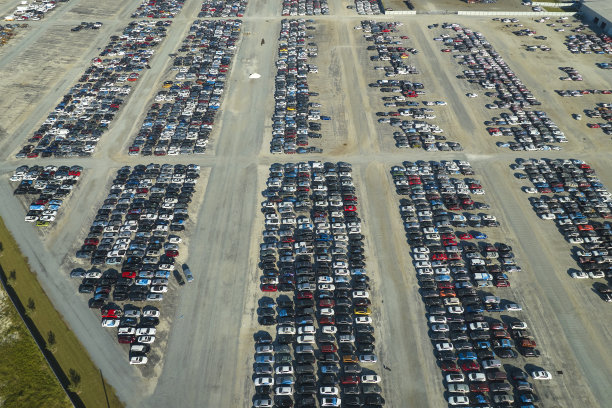 二手损坏的汽车拍卖转售公司大停车场准备转售服务。为重建或抢救而出售二手车图片下载