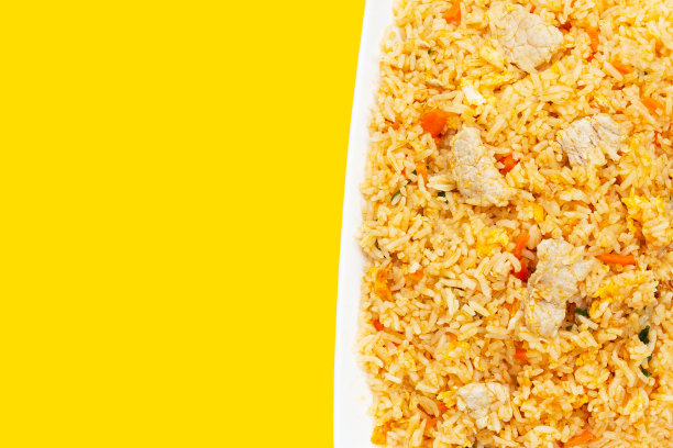 黄底白盘炒饭。俯视图图片下载