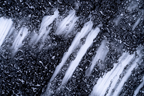 木炭面膜笔画在白色。涂抹黑色磨砂膏或粘土面膜。图片下载