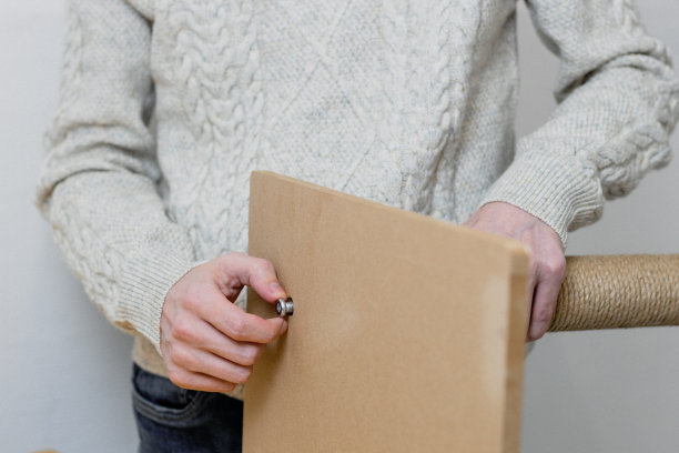 一个年轻人收集一根抓钉。图片下载