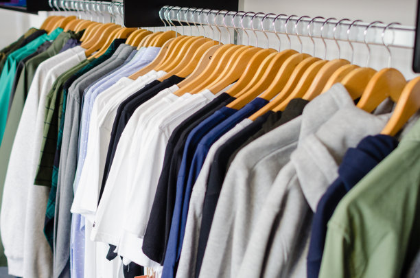 悬挂在栏杆上的男士服装。图片下载