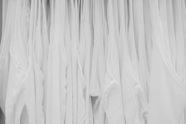 选择性的集中收集白色的汗衫作为汗衫的穿着是挂在衣柜的木制衣架或购物中心的衣架上图片下载