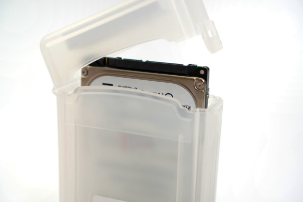 图中显示的是一个2.5英寸的磁性硬盘，白色背景的外壳用于笔记本电脑或游戏机。图片下载