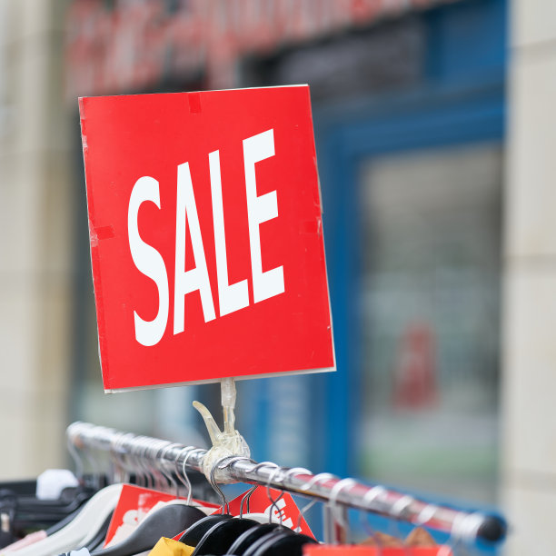 在商店前面签上“出售”字样图片下载