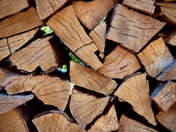 劈开的木头准备晚上生火图片下载