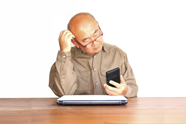 有沟通障碍的亚洲老人不能在白色背景下使用手机工作图片下载