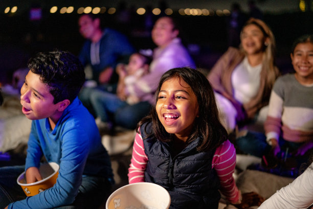孩子们在户外电影院看电影图片下载