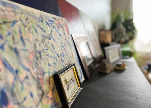 架子上有艺术品和小摆设图片下载