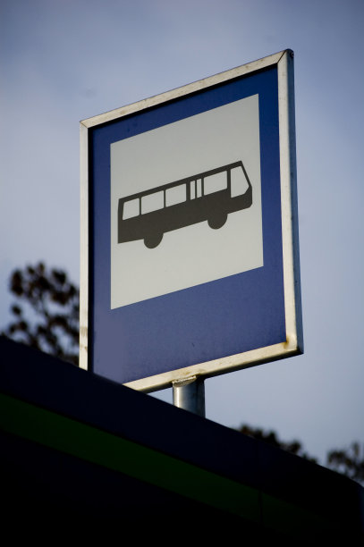 公交站牌靠近。图片下载