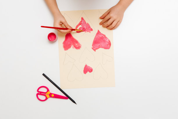 如何为情人节制作可爱的纸心。儿童艺术项目。一步一步的照片指导。步骤4。画心形。图片下载