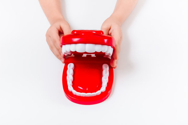 儿童牙医套装。白色背景。医学、口腔科、牙科、口腔护理和保健概念。图片下载