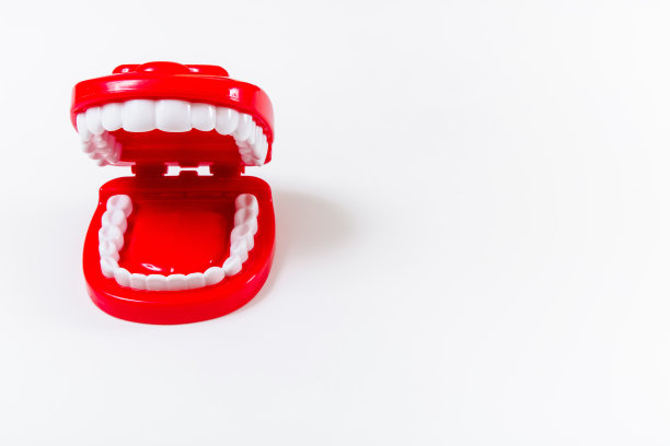 儿童牙医玩具。白色背景。医学，口腔学，牙科，口腔护理，保健和义肢牙科概念。文本空间图片下载