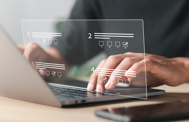 带有复选框的问卷，在线填写调查表格，回答测试问题。调查表格概念。教育未来科技和学习理念。图片下载