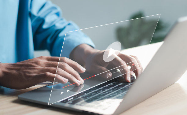 商人使用笔记本电脑在线流媒体，在互联网上观看视频，现场音乐会，表演或教程。图片下载