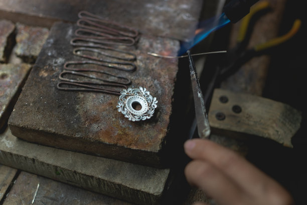 在珠宝行业工作的珠宝商。桌面工艺珠宝制作与专业工具。工具的特写视图。泰国。图片下载