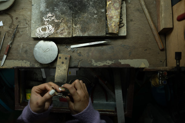 在珠宝行业工作的珠宝商。桌面工艺珠宝制作与专业工具。工具的特写视图。泰国。图片下载