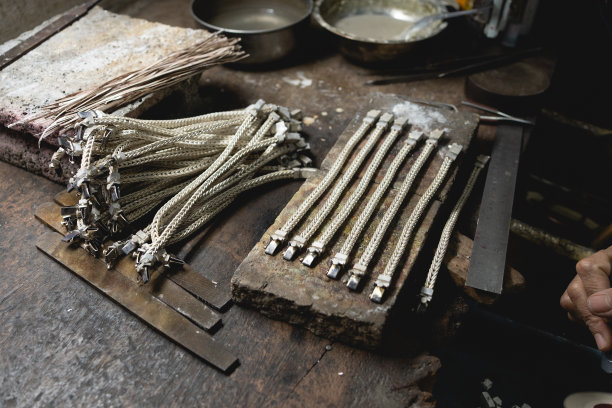 在珠宝行业工作的珠宝商。桌面工艺珠宝制作与专业工具。工具的特写视图。泰国。图片下载