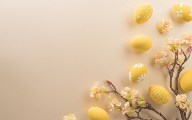 复活节快乐!色彩鲜艳的复活节彩蛋。复活节庆祝时间的问候和礼物的装饰概念。图片下载