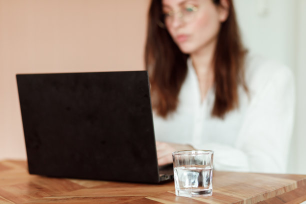 在家或办公室工作时保持水分充足图片下载