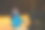 一个紧张的年轻人站在他被卡住的车前打电话图片下载