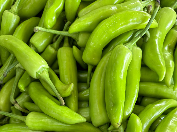 全屏图片，一堆温和的，绿色的辣椒正在当地的新鲜农产品市场出售，高视图图片下载